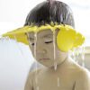 嬰兒 安全洗髮蓋 可保護他們的臉部和眼睛 讓嬰兒在洗澡時不受到洗髮水和肥皂的刺激。該產品採用柔軟的材質製成 帶有彈性和可調節的頭帶 適合各種頭圍的嬰兒使用